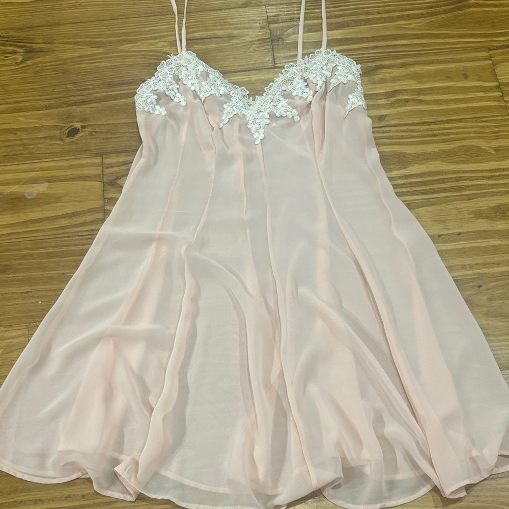 gilligan & o‘malley Size Small Pink Nightgown With White Trim and Buttons